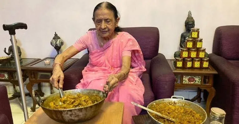 घरेलू बिजनेस की शुरुआत: महिलाओं से रेसिपी सीखकर किरण गुप्ता ने शुरू किया अचार निर्माण