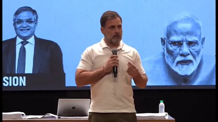 राजनीतिक बयानबाजी तेज: राहुल गांधी ने वोट चोरी और अहंकार पर साधा निशाना