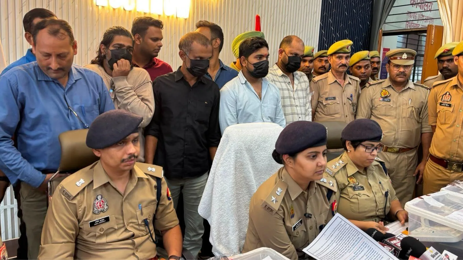 फर्जी कॉल सेंटर का भंडाफोड़: लखनऊ में अमेरिकी नागरिकों को ठगने वाले गिरोह का पर्दाफाश