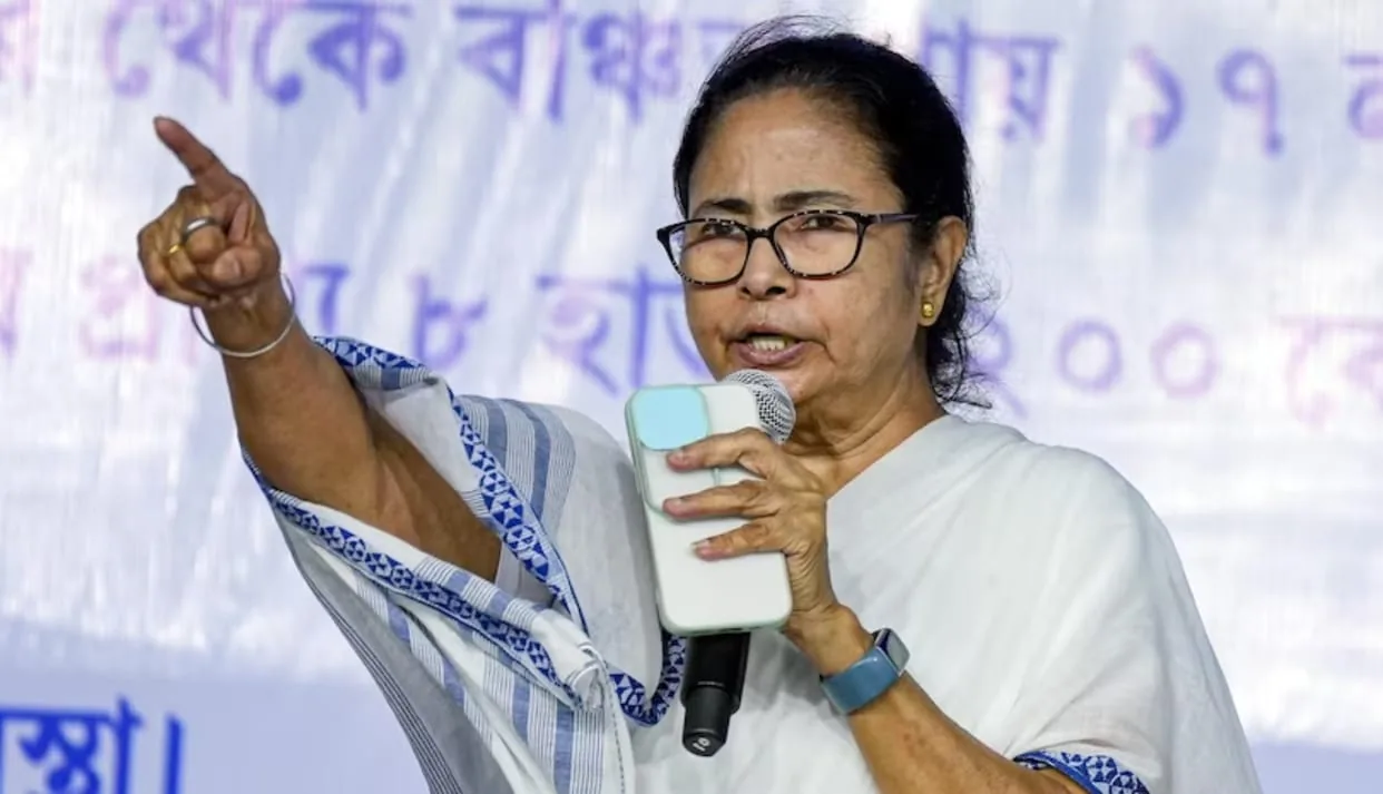 राजनीतिक हलचल: ममता बनर्जी और कनिमोझि के बीच बंद कमरे में महत्वपूर्ण बैठक