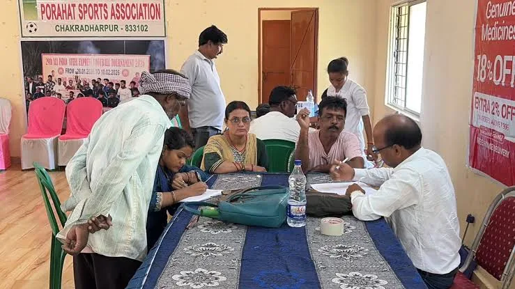 स्वास्थ्य शिविर का आयोजन: चक्रधरपुर के भारत भवन परिसर में लोगों की हुई निःशुल्क मेडिकल जांच