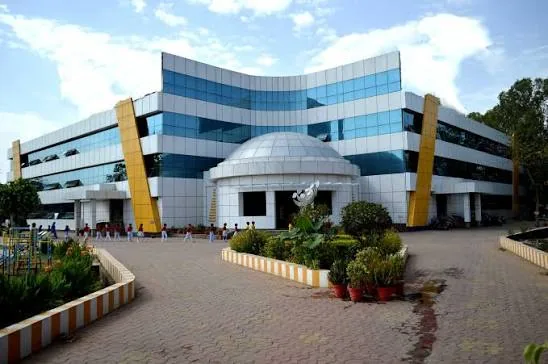 बढ़ता खतरा: झांसी में माउंट लिट्रा जी स्कूल के पास सड़क पर लगा ट्रांसफार्मर बना मुसीबत