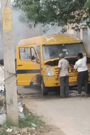 बड़ी कार्रवाई: लखनऊ में वैन आग के बाद 13 वाहन सीज और 12 पर मुकदमा दर्ज