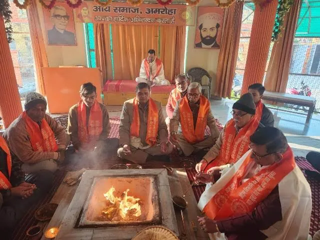 विश्व कल्याण की कामना: अमरोहा में आर्य समाज ने कृष्ण जन्मोत्सव पर किया यज्ञ