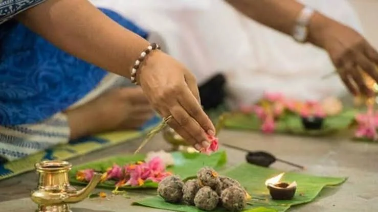 धार्मिक अनुष्ठान: लखनऊ में तर्पण और अन्नदान के साथ हुआ पितृपक्ष का आरंभ