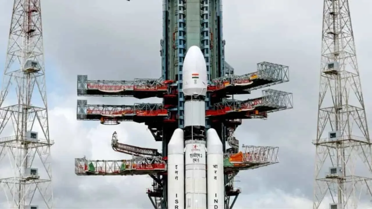 अंतरिक्ष क्षेत्र में प्रतिस्पर्धा: अडानी से लेकर महिंद्रा तक ISRO के ‘बाहुबली’ पर लगा रही हैं बड़ा दांव