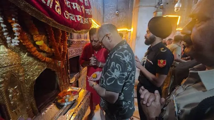 आध्यात्मिक यात्रा: राज्यपाल ने प्रसिद्ध मां ज्वालामुखीय मंदिर में टेका माथा