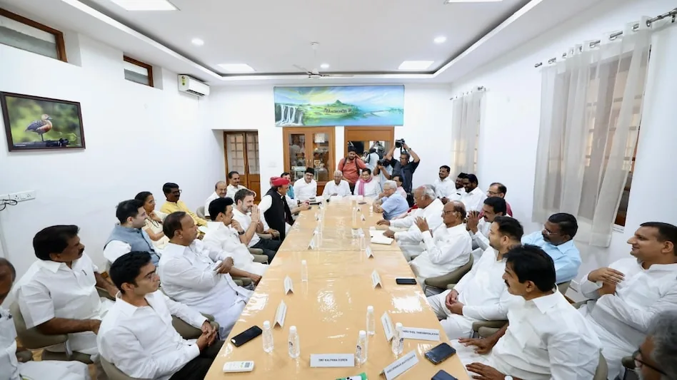 विपक्ष में दरार: दिल्ली में इंडिया गठबंधन की बैठक से कई बड़े दलों ने बनाई दूरी
