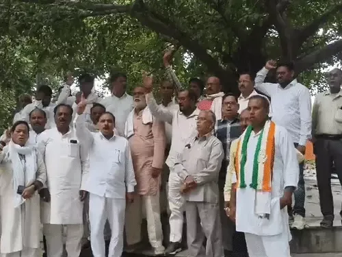 यूपीआई टैक्स विरोध: गोरखपुर में कांग्रेस कार्यकर्ताओं ने सरकार पर लादा अतिरिक्त वित्तीय बोझ