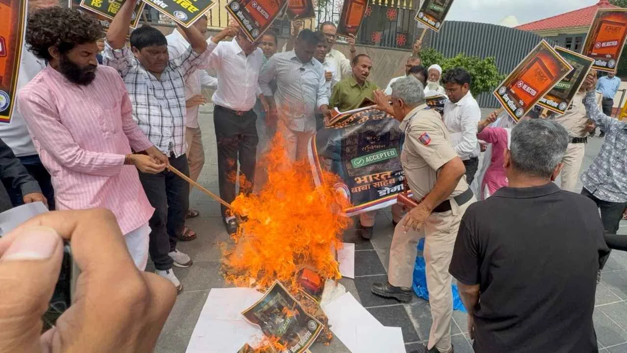 राजनीतिक हलचल: दिल्ली में राष्ट्रीय स्वयंसेवक संघ मुख्यालय के बाहर मनुस्मृति जलाने पर कांग्रेस नेता उदित राज हिरासत में