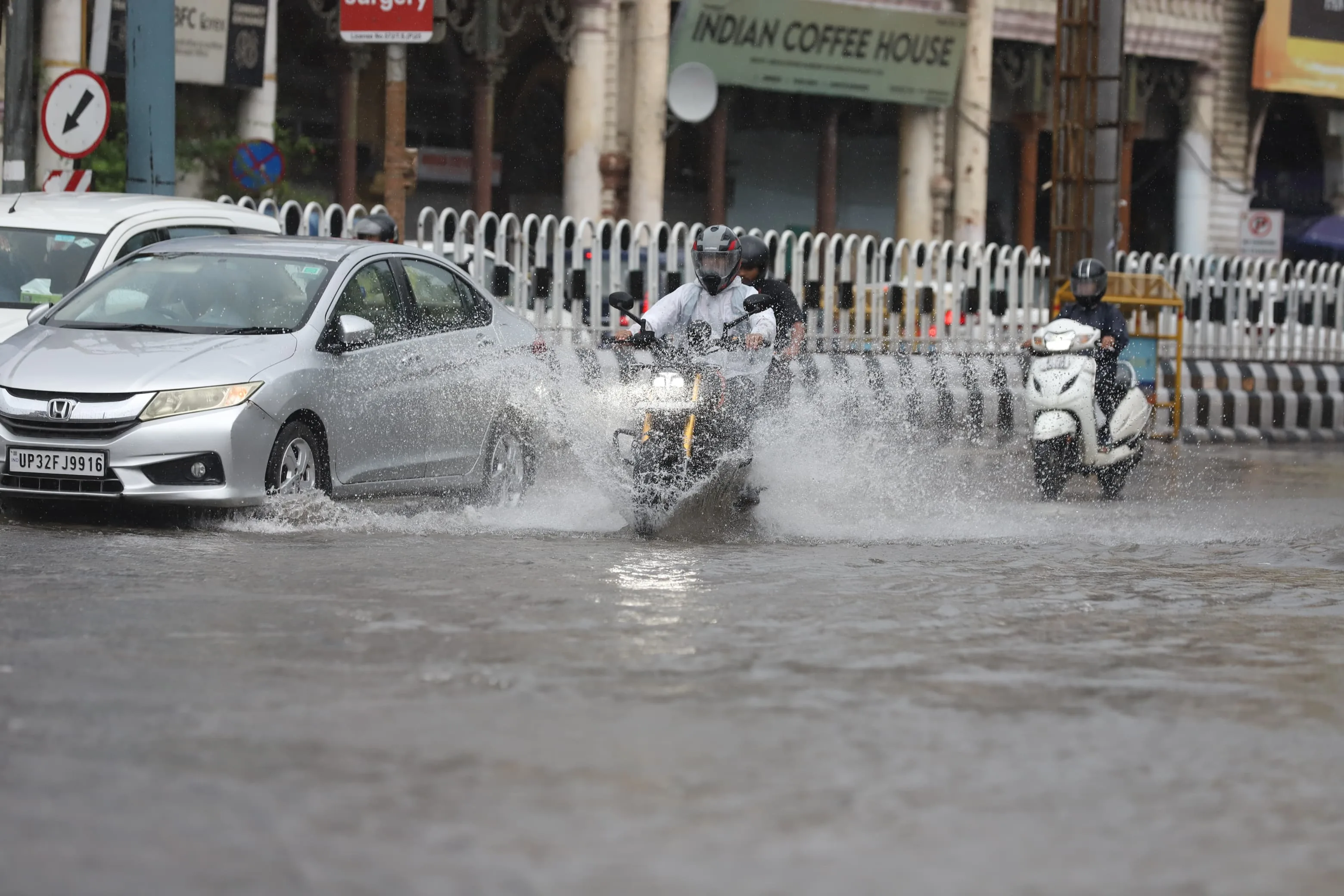 जलभराव का संकट: लगातार बारिश से लखनऊ के कई इलाकों में घुटनों तक भरा पानी