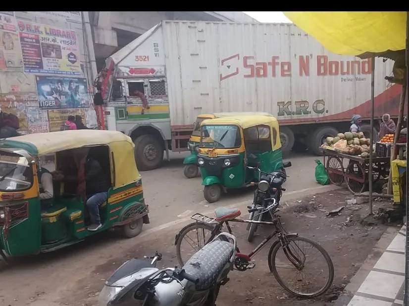 सड़क पर कब्जा: वाराणसी में ऑटो रेलिंग पर ठेले वालों का अवैध जमावड़ा