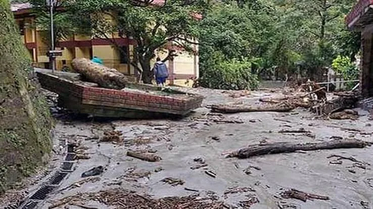 कुदरती आपदा का कहर: पिथौरागढ़ में मूसलाधार बारिश से घर के भीतर घुसा मलबा, बाल-बाल बचा परिवार