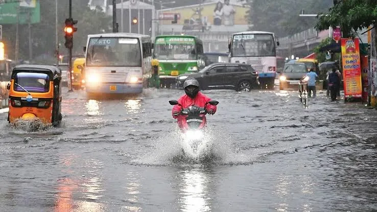मौसम का कहर: उत्तर प्रदेश में भारी बारिश का अलर्ट और लखनऊ में टूटा 19 साल का रिकॉर्ड