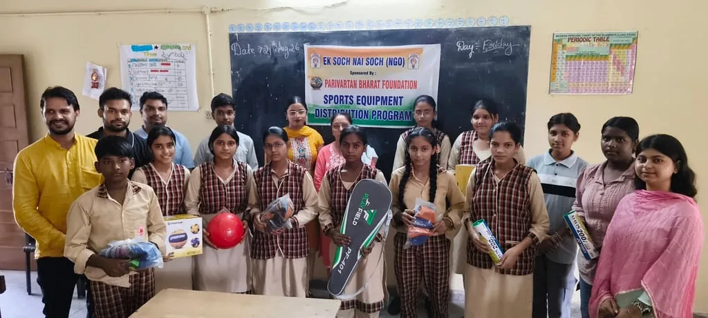 खेल सामग्री वितरण: फुटबॉल टीम के खिलाड़ियों को बांटी गई खेल सामग्री