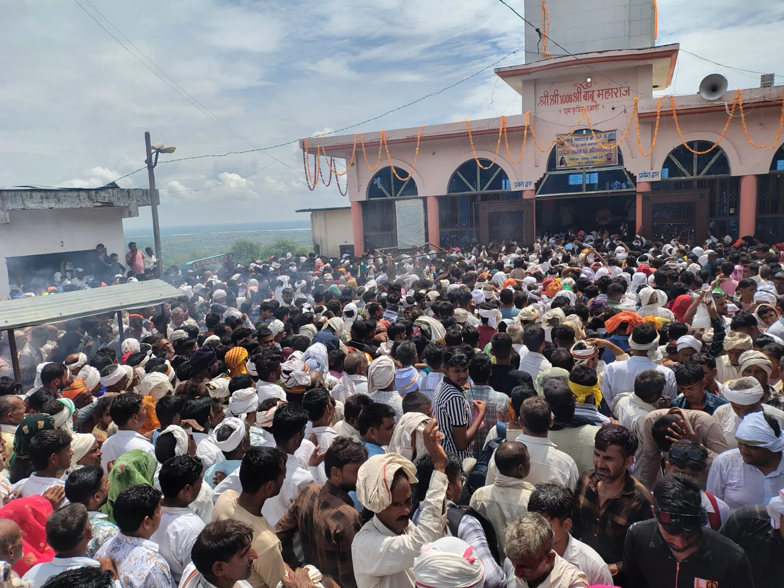 आस्था और उत्साह: बाबू महाराज की जात में उमड़ी भारी भीड़ और युवाओं का खेल प्रदर्शन