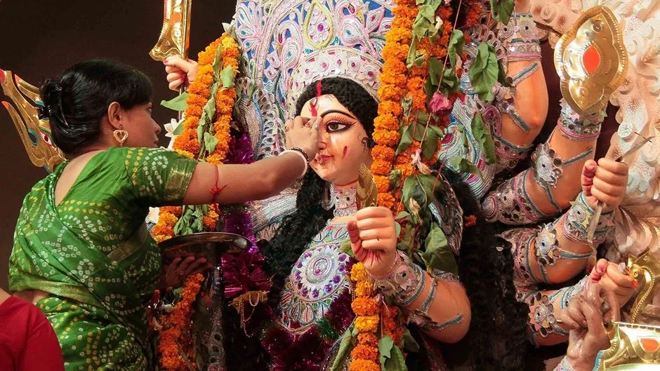 राजनीतिक घमासान: दुर्गापूजा मंच से दिए गए बयान पर बंगालियों की सुरक्षा को लेकर गरमाई सियासत