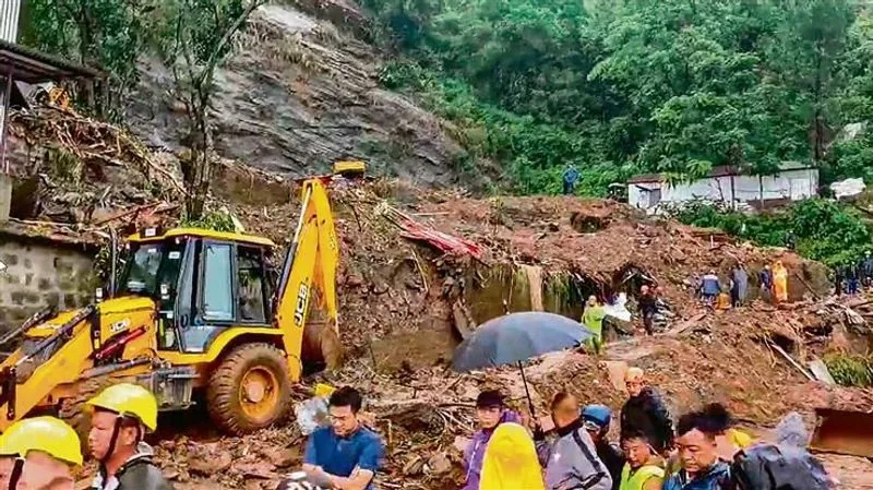 आपदा और राहत कार्य: मिजोरम के कोलासिब में भारी बारिश के बाद भूस्खलन, मलबे की चपेट में आए कई मकान