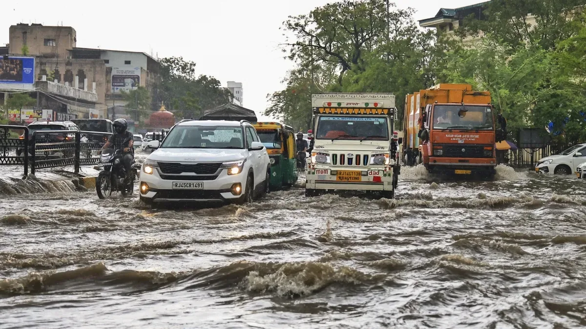 मौसम की मार: बगहा में भारी बारिश से जनजीवन अस्त-व्यस्त, ग्रामीण परेशान