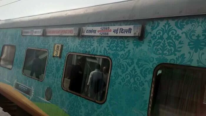 बड़ी घटना: गोरखपुर के कुसुमी जंगल में बिहार संपर्क क्रांति ट्रेन पर पथराव, महिला समेत दो यात्री घायल