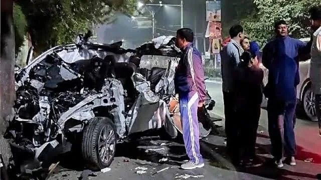 सनसनीखेज वारदात: उत्तर प्रदेश में कार की डिक्की से मिला एक युवक का शव, सिर कुचलकर हत्या से इलाके में भारी खलबली