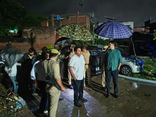 जलभराव का निरीक्षण: डीएम और एसपी ने सीतापुर में लिया जायजा