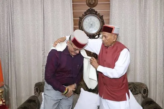 राजनीतिक मुलाकात: गवर्नर कंवर गुप्ता ने पूर्व सीएम प्रेम कुमार धूमल के आवास पर की शिष्टाचार भेंट
