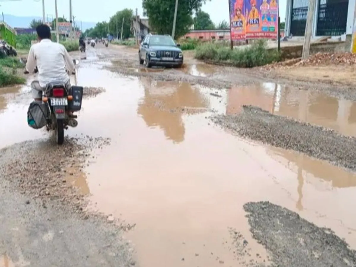सड़क घोटाला: नवलपुर-लार मार्ग पर एफडीआर तकनीक हुई फेल, गड्ढों में पानी भरने से लोग चोटिल