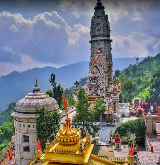 दिव्य तपस्या स्थल: जटोली शिव मंदिर का भव्य शिखर और औषधीय कुंड