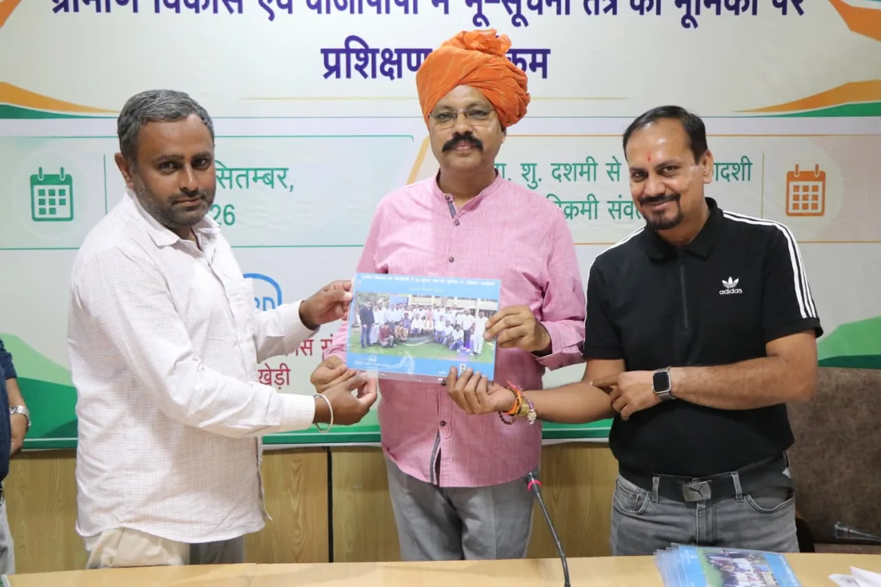 प्रशासनिक आह्वान: डॉ. चौहान ने अधिकारियों और कर्मचारियों को बदलाव का सूत्रधार बनने को कहा