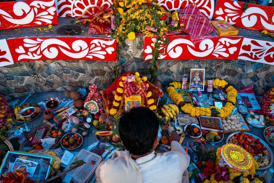 आध्यात्मिक अनुष्ठान: शनि गांव धाम में श्रद्धालुओं ने की विश्व कल्याण की प्रार्थना