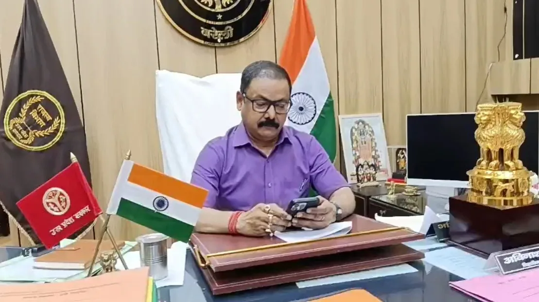 अजब कार्रवाई: यूपी में डीएम ने पांच साल से कार्यरत क्लर्क को बनाया चपरासी, तीन बार फेल हुई थी टाइपिंग परीक्षा