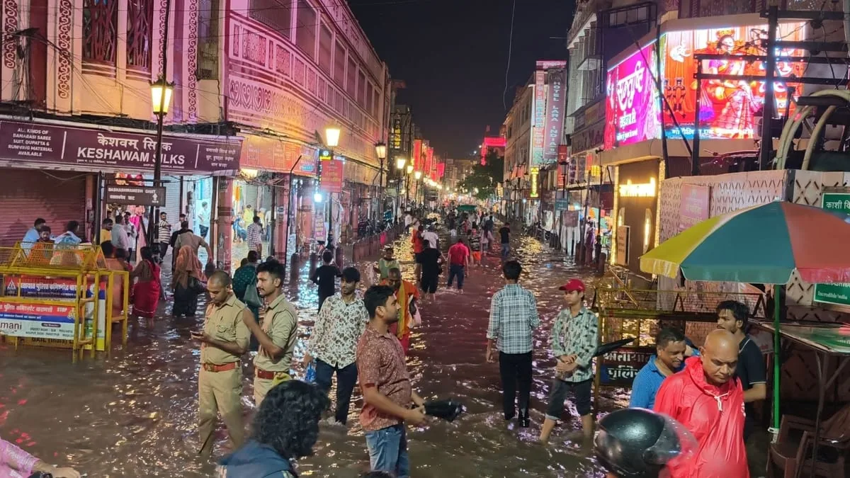 जलभराव का संकट: वाराणसी के सरैया-मुस्लिमपुरा में हल्की बारिश से घुटनों तक भरा पानी