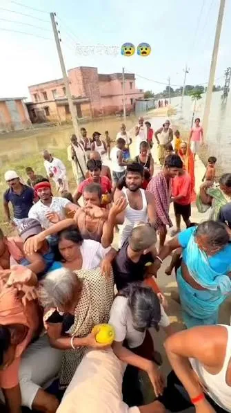 बाढ़ राहत हादसा: फल बांट रहे शख्स से हुई छीनाझपटी और लूट