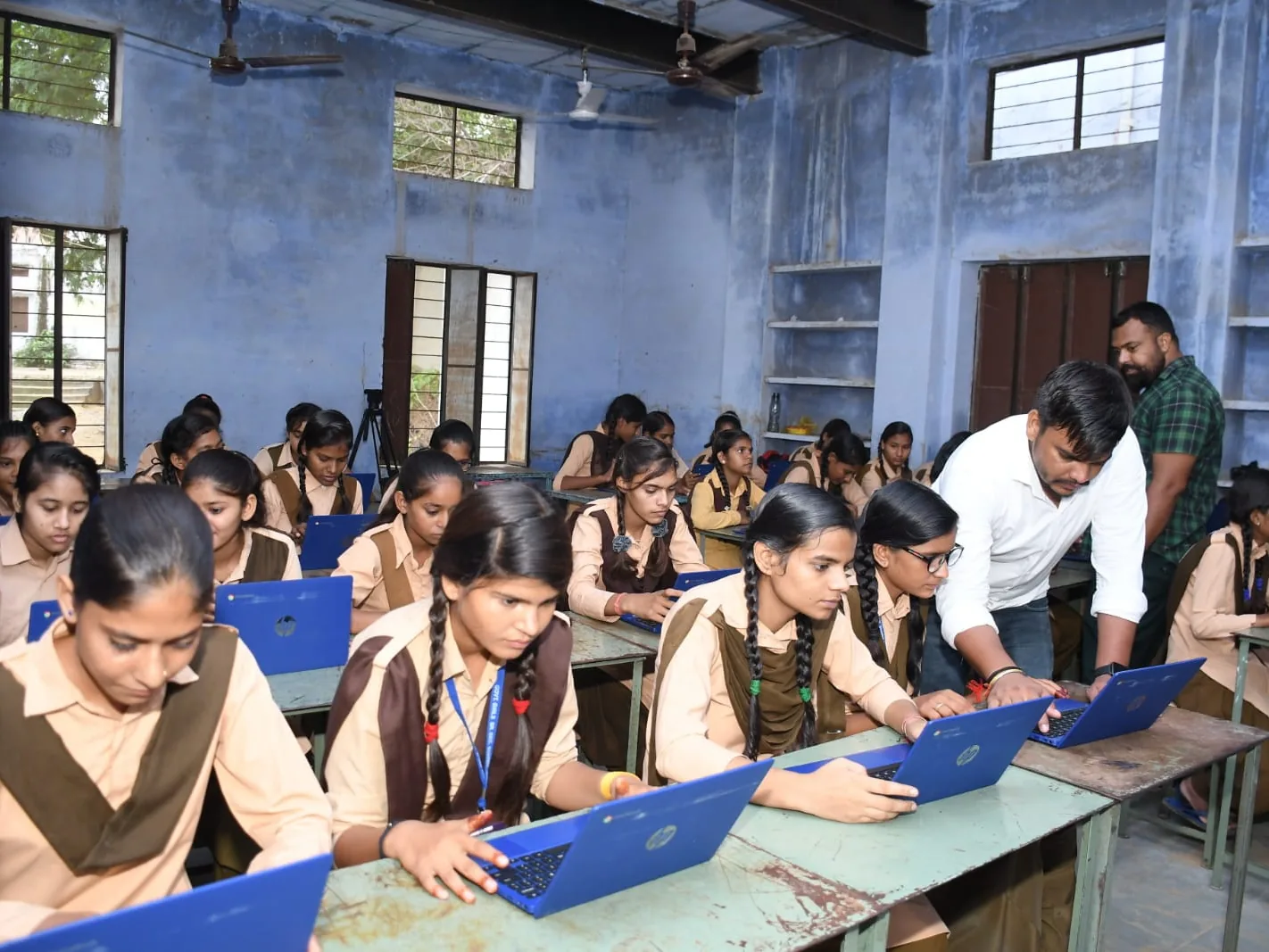 संकल्प के दीये: पनियरा कंपोजिट विद्यालय में बच्चों ने डिजिटल भारत और शिक्षा का लिया संकल्प