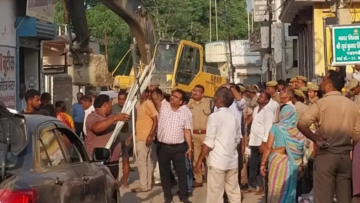 बुलडोजर कार्रवाई: अयोध्या में चौदह कोसी परिक्रमा मार्ग पर अवैध निर्माण ढहाए गए