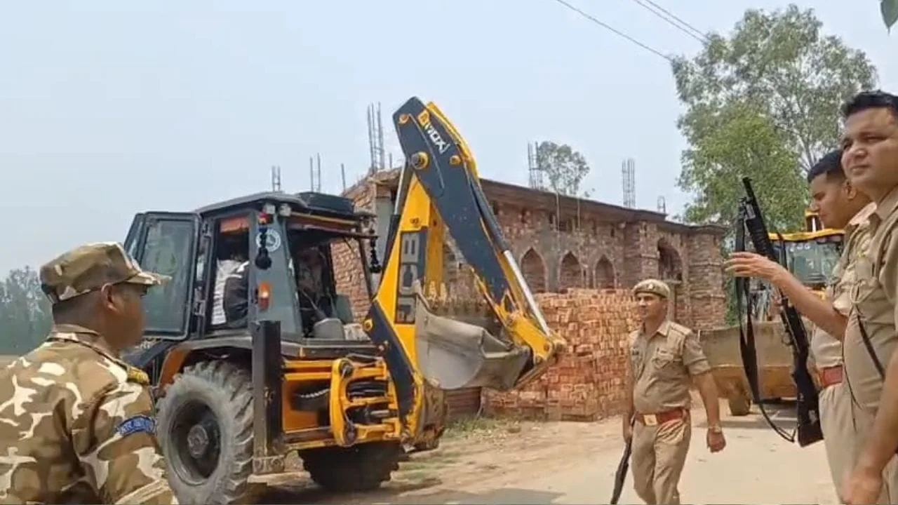 तनावपूर्ण माहौल: सहारनपुर कलेक्ट्रेट मस्जिद पर बुलडोजर कार्रवाई से हंगामा और भारी पुलिस बल तैनात