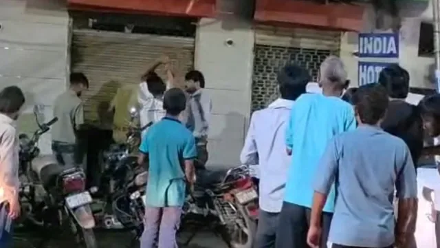 बार में तांडव: अलीगढ़ के इंडिया बार में पुलिस के सामने स्टाफ पर लाठी-डंडों से हमला