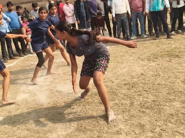 खेल प्रोत्साहन: आजोदर स्कूल के बास्केटबॉल खिलाड़ियों को मिली स्पोर्ट्स किट