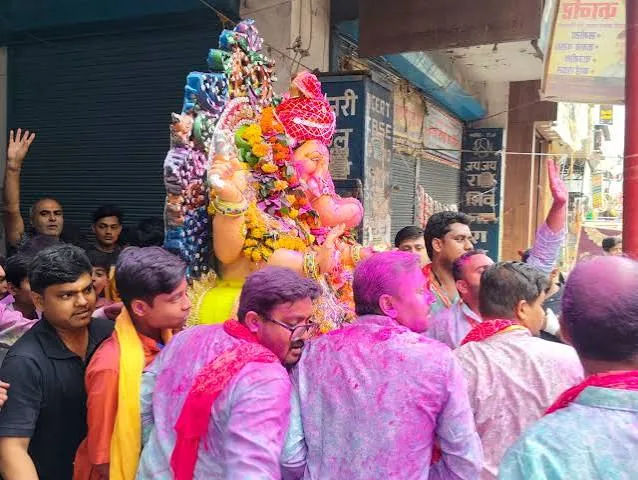 भव्य विसर्जन यात्रा: घंटाघर से कल्याणी नदी तक गूंजे जयकारे, बंटी प्रतिमा की विदाई
