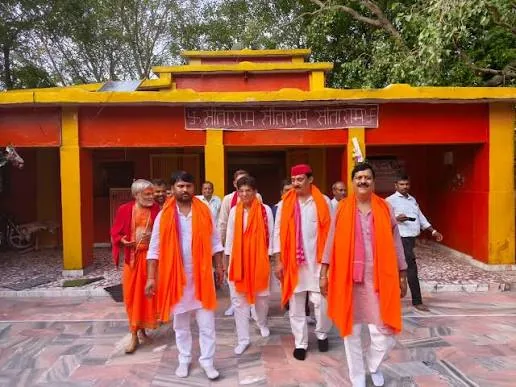 आध्यात्मिक यात्रा और प्रशासनिक कर्तव्य: कानपुर देहात एसपी ने नहरीबरी आश्रम में टेका मत्था