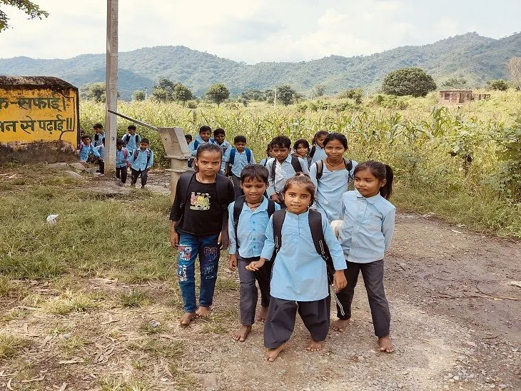 अनोखा बदलाव: ऊंचे पहाड़ों पर चढ़कर स्कूल जाने वाले बच्चे अब लिफ्ट का कर रहे हैं इस्तेमाल