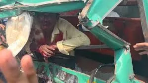 सड़क हादसा: लखनऊ में नगर निगम के डंपर की चपेट में आने से राजमिस्त्री की मौत