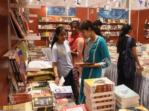किताब प्रेमियों के लिए राहत: लखनऊ महोत्सव के समापन पर सस्ती हुईं पुस्तकें