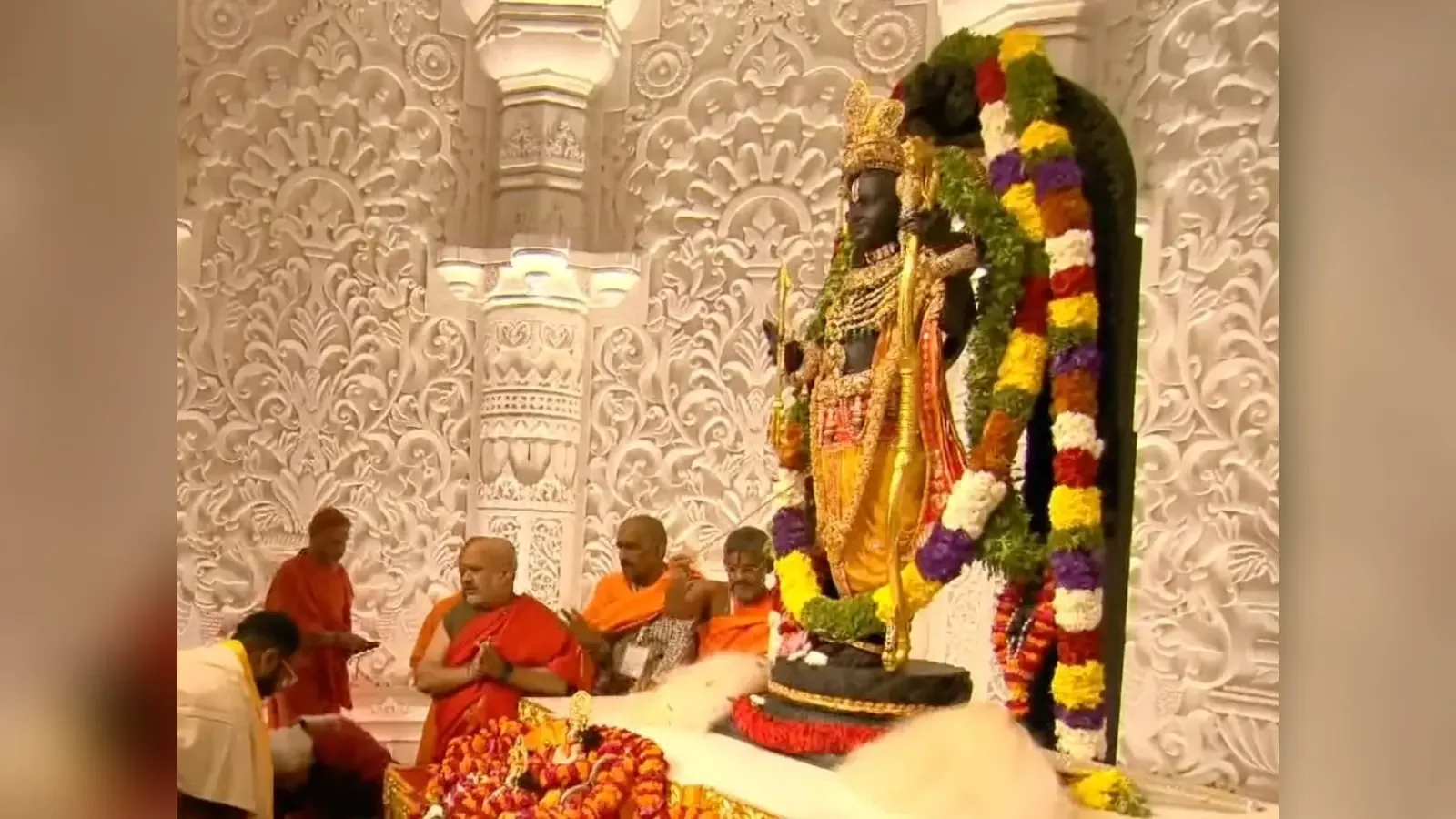 दिव्य दर्शन: श्री रामलला सरकार का अलौकिक श्रृंगार और आरती