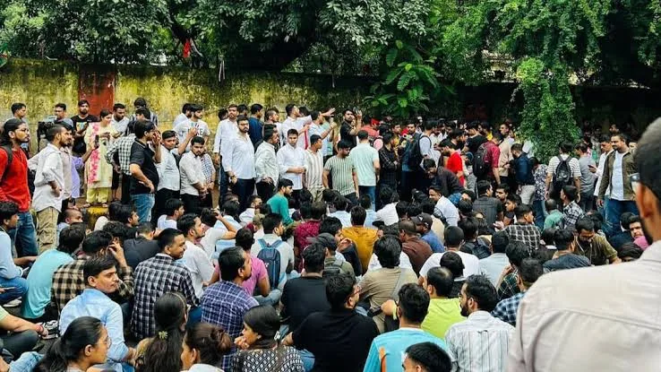 युवा कौशल संकट: डिग्रियों और वास्तविक रोजगार के बीच बढ़ती खाई