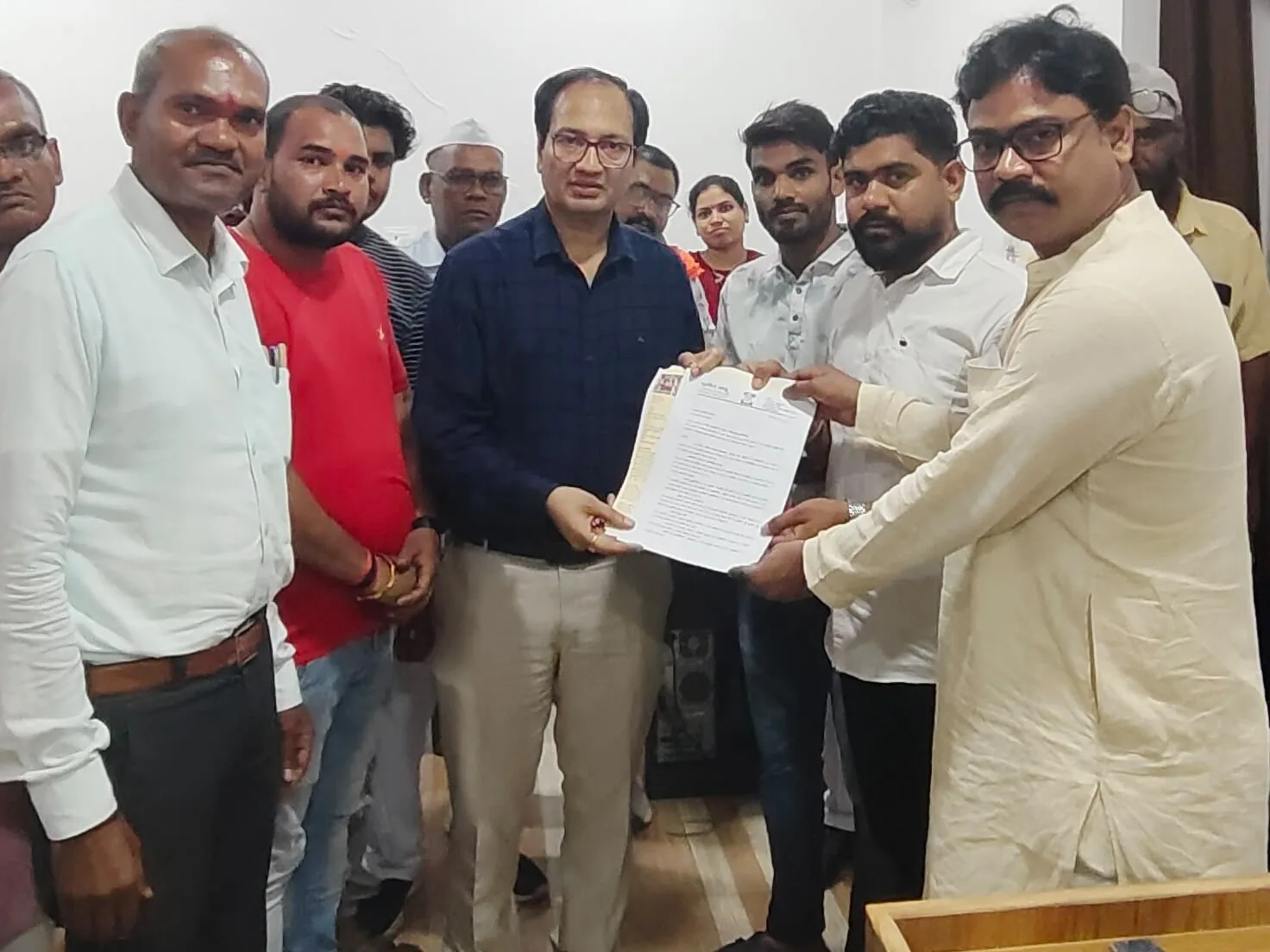 गारंटियों पर सवाल: बिलासपुर में चुनावी वादों को लेकर राज्यपाल को सौंपा गया ज्ञापन