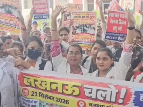 नाराजगी और आक्रोश: लखनऊ में एएनएम कर्मियों के विधानसभा घेराव के दौरान पुलिस ने रास्ता रोका और एक महिला कर्मी की आंखें छलक आईं