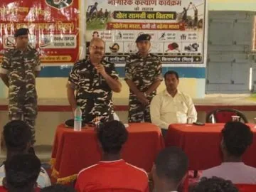 खेल सामग्री वितरण: सशस्त्र सीमा बल ने कंचनबाड़ी स्कूल के छात्रों को बांटे खेल उपकरण