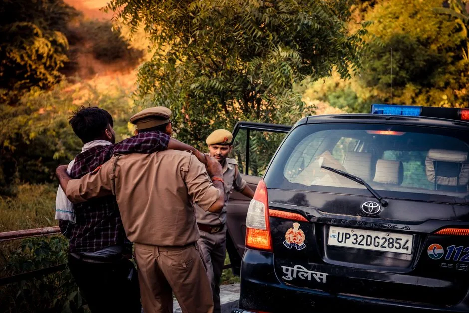 कानूनी शिकंजा: गोरखपुर में मारपीट और शारीरिक उत्पीड़न के गंभीर आरोपों के बाद एई पर एफआईआर दर्ज